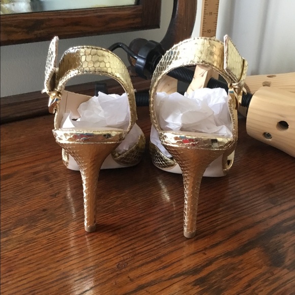 Michael Kors gold reptile shoe Size 6 buckle - Picture 3 of 6